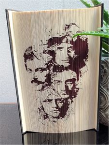 Queen, by Miriam De Geest, Two Tone fold