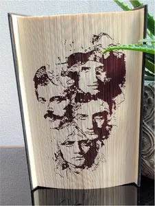 Queen, by Miriam De Geest, Two Tone fold